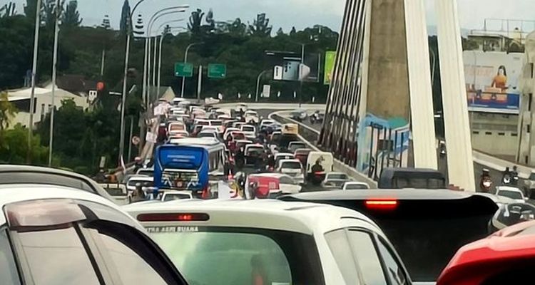 Arus lalu lintas di Jalan Layang Prof Mochtar Kusumaatmadja (Flyover Pasupati) Kota Bandung macet panjang, Sabtu 11 Februari 2023 sore.