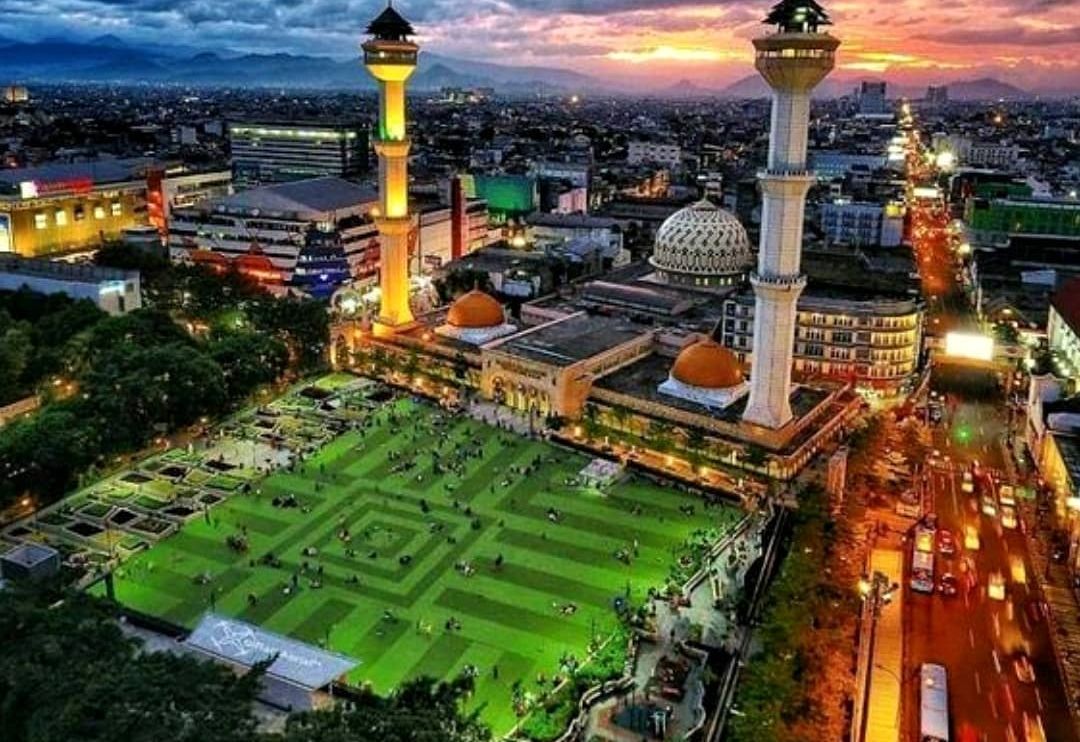Taman Alun-alun Kota Bandung dibuka untuk warga di bulan puasa