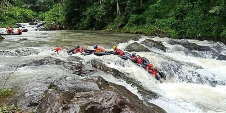 Uji adrenalin dengan mencoba River Tubing di Curug Leuwi Bumi/Tangkapan Layar/Instagram @curugleuwibumi