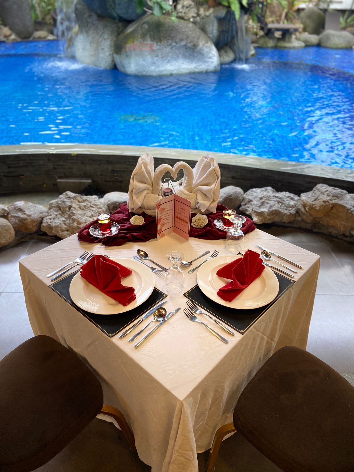 Table decoration di Amaroossa Hotel Bandung untuk marayakan Valentine's Day.