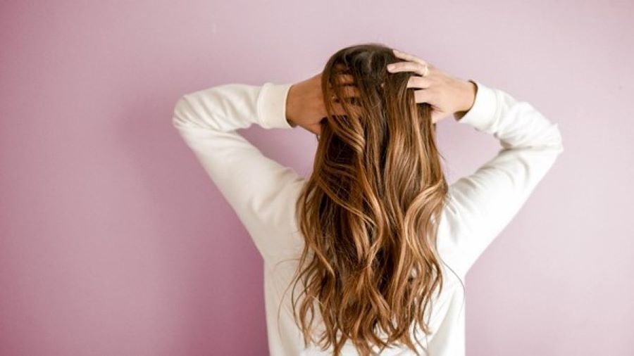 Iilustrasi rambut sehat tanpa ketombe, bagaimana cara menghilangkannya