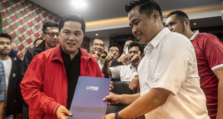 Erick Thohir (tengah) berfoto bersama pendukungnya usai menyerahkan berkas pendaftaran calon Ketua Umum PSSI periode 2023-2027 di Kantor PSSI pada Minggu, 15 Januari 2023.