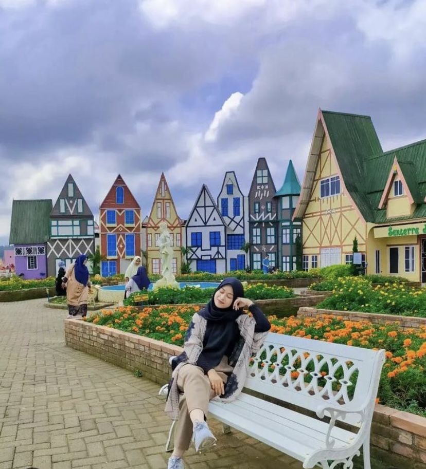 Flora Wisata San Terra De Laponte Malang suguhkan hamparan bunga dan bangunan bergaya Eropa