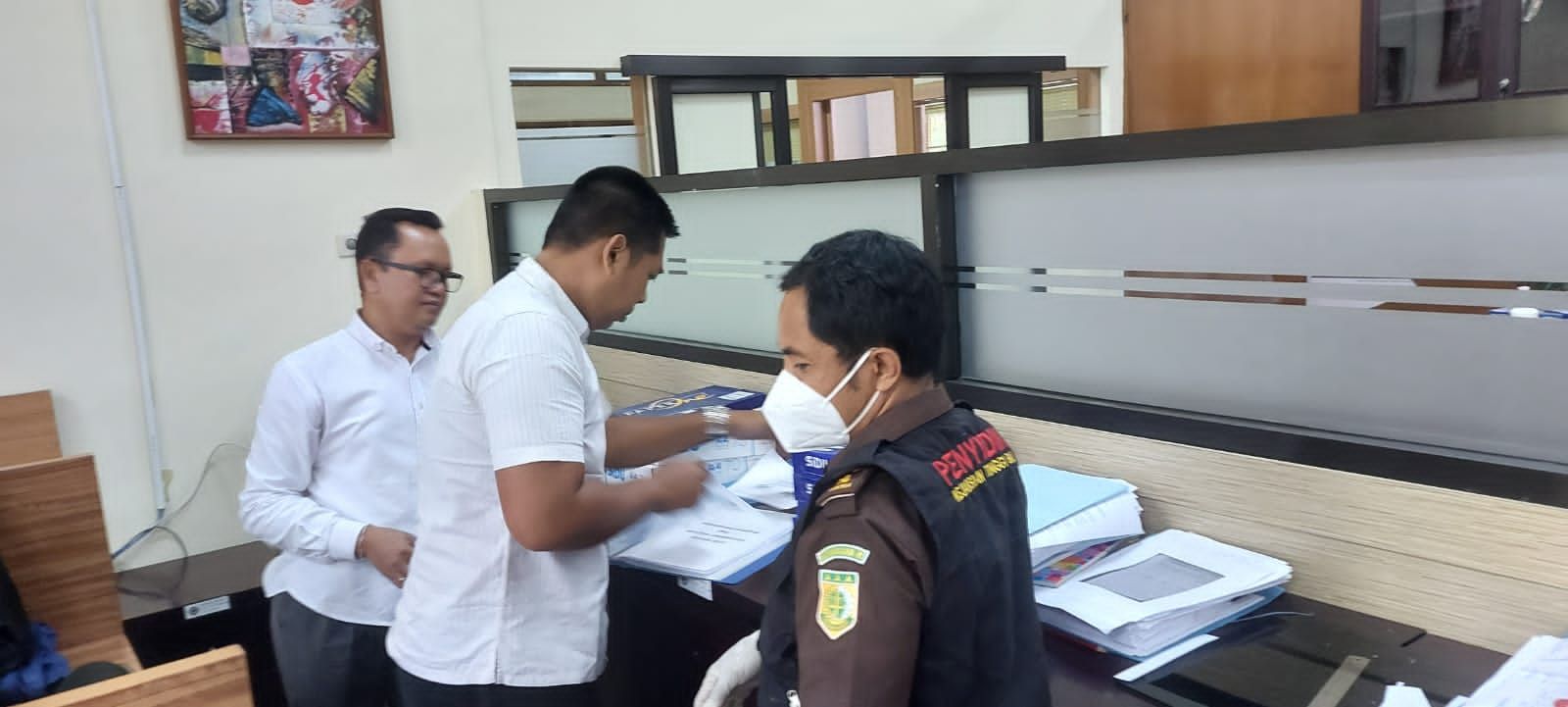 Penyidik Kejati Bali melakukan pemeriksaan sejumlah berkas alat bukti dugaan korupsi SPI Universitas Udayana, Minggu  12 Februari 2023