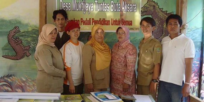 (Almh) Ihat Husnul Hotimah (pertama dari kiri) bersama sejumlah pengurus PKBM Gilang Tiara beberapa waktu lalu.*