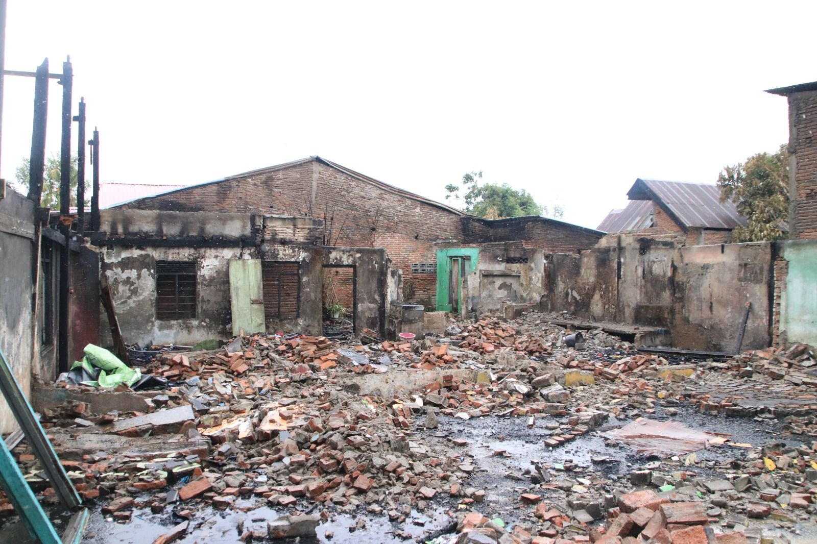 Puing-puing reruntuhan dan abu rumah warga Bentenge Bulukumba yang dilahap api.