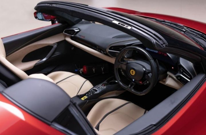 Tampilan Ferrari 296 GTS atap terbuka