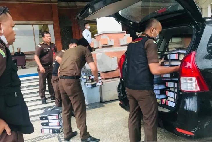 Penyidik Kejaksaan Tinggi Bali menggeledah dan membawa sejumlah dokumen terkait dugaan korupsi dana SPI jalur Mandiri Universitas Udayana beberapa hari lalu. 