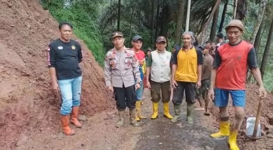 Jajaran TNI-Polri bersama petugas Perhutani dan masyarakat sekitar melakukan evakuasi longsor.