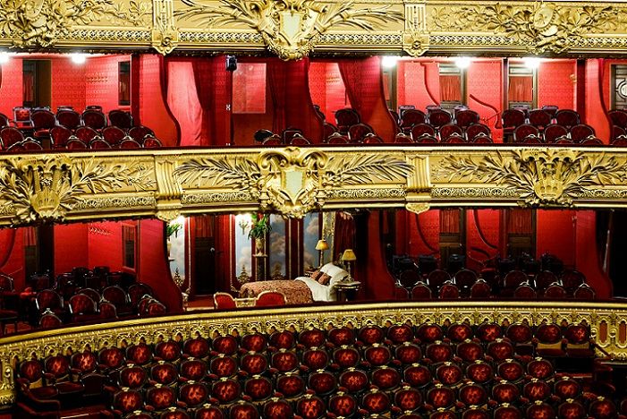 Pemandangan menunjukkan Loge d'honneur diubah menjadi kamar tidur di dalam Opera Garnier, selama presentasi media tentang ruang yang terinspirasi oleh Phantom of the Opera yang akan disewa melalui Airbnb untuk dua orang selama satu malam, di Paris, Prancis, Januari 3, 2023. 