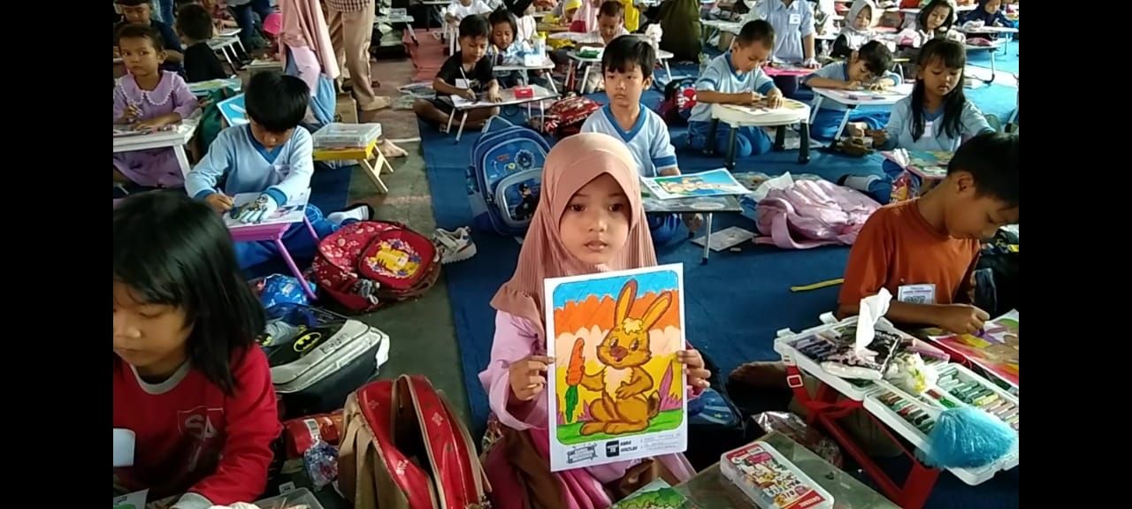 Ratusan anak mengikuti lomba menggambar di Erha Kids Edu Center Rumah Berdaya Desa Blater, Purbalingga, Minggu 12 Februari 2023.