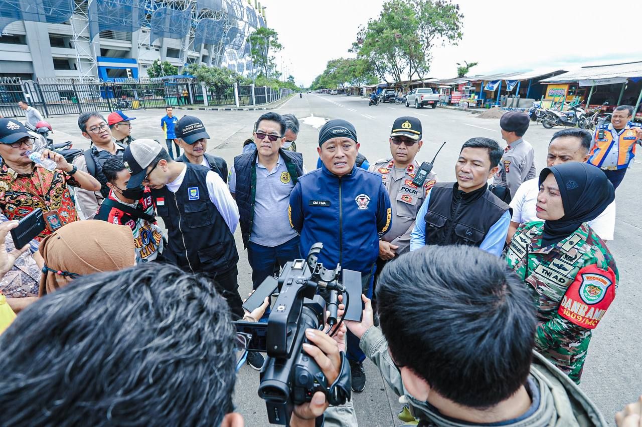  Sekretaris Daerah Kota Bandung, Ema Sumarna mengatakan Pemkot akan membangun posko di Jalan Gerbang Merah Kawasan Stadion Gelora Bandung Lautan Api (GBLA), Gedebage.
