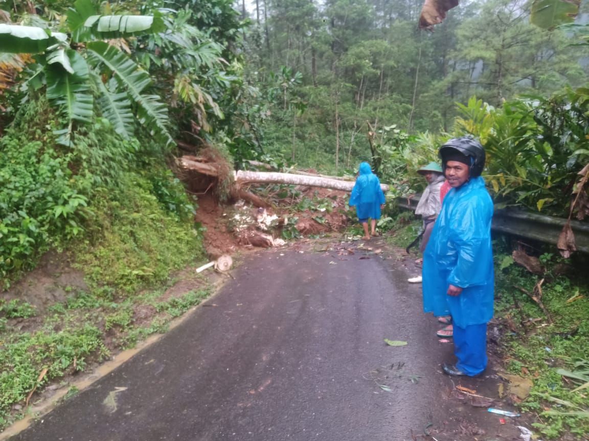 Akses jalan Sirau Siregol Purbalingga tertutup longsor pada Selasa sore, 14 Februari 2023.*