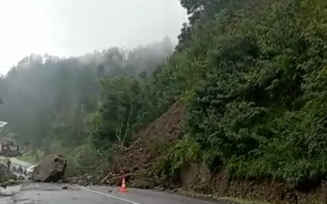 Tertutup material tebing longsor, jalan tembus lintas provinsi yang membelah Gunung Lawu tak dapat dilewati