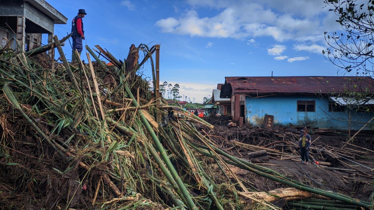 Material banjir menutupi rumah warga di desa serang Purbalingga. *