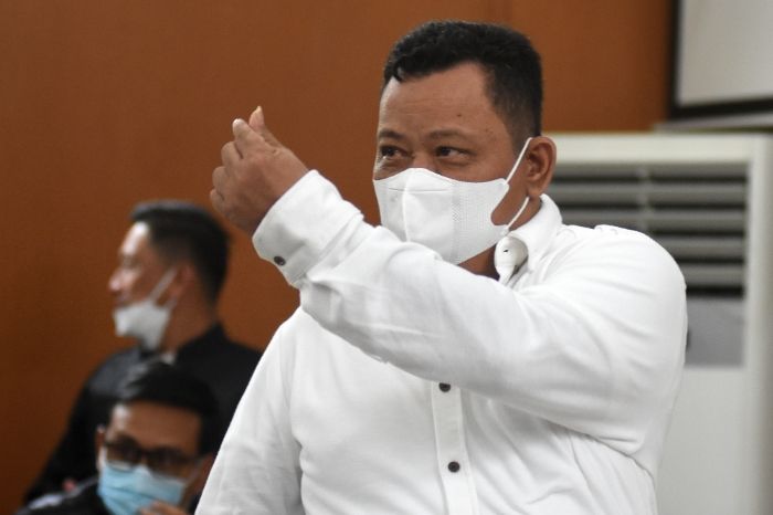 Terdakwa Kuat Ma'ruf memberi salam kepada pengunjung sebelum dimulainya sidang kasus pembunuhan berencana terhadap Brigadir Nopriansyah Yosua Hutabarat di Pengadilan Negeri Jakarta Selatan, Jakarta, Selasa 14 Februari 2023. 