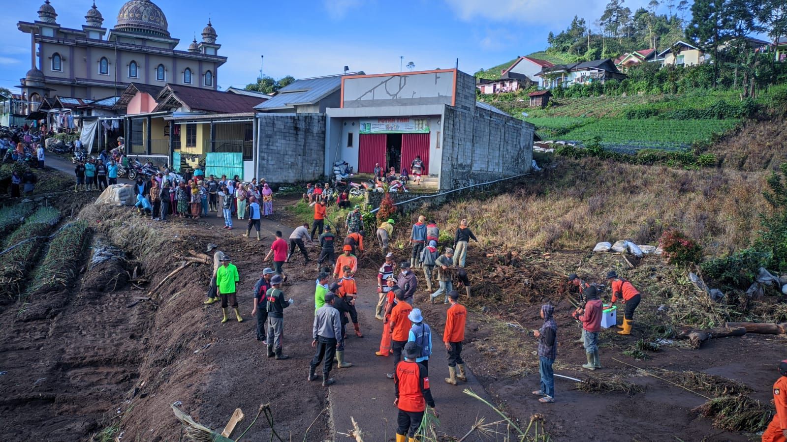 Jalur yang tertutup longsor akibat banjir bandang di desa Serang dan Gunung Malang Purbalingga. *