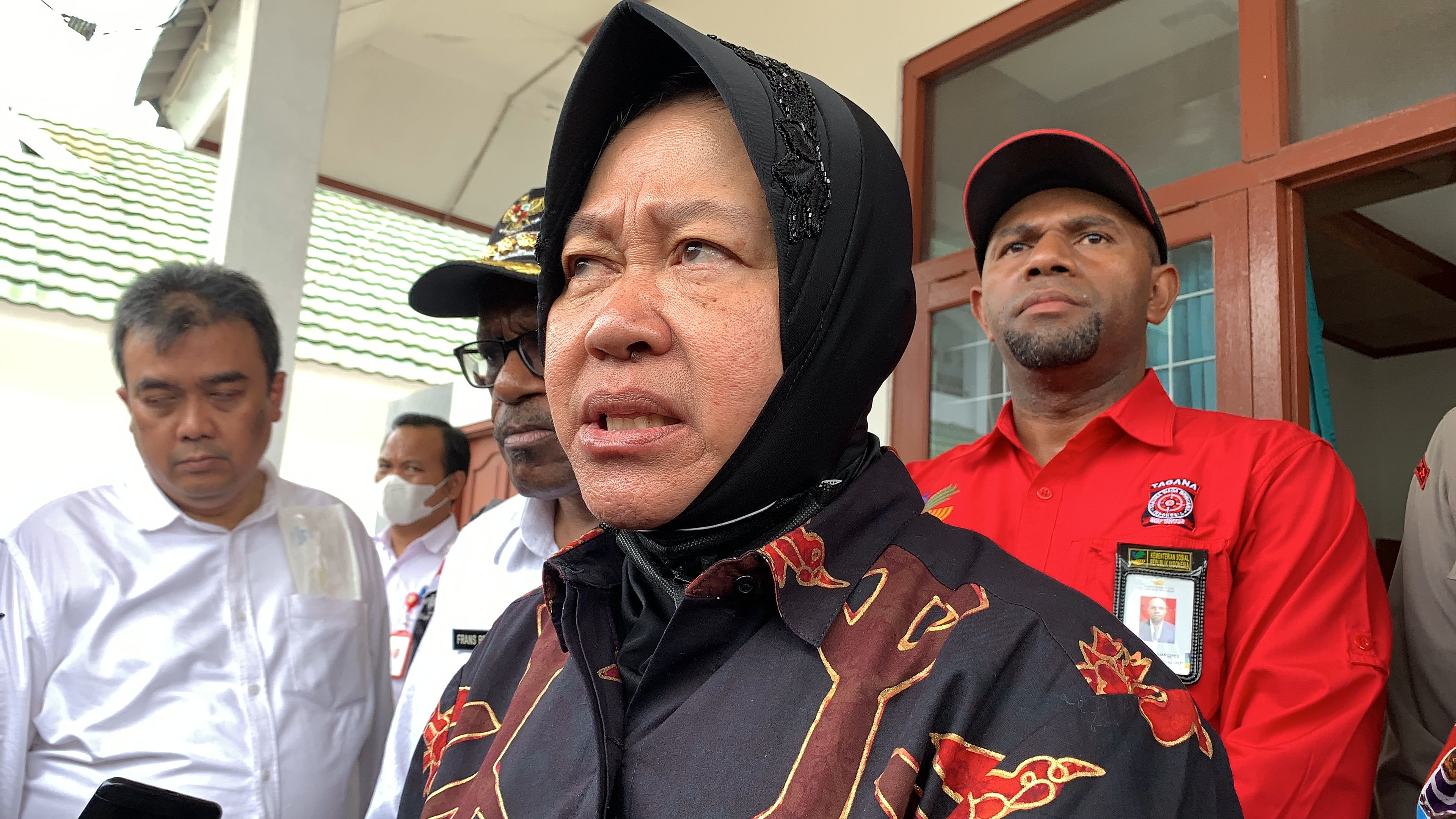 Menteri Sosial RI saat diwawancarai di Halaman Kantor BBPPKS Wilayah VI Jayapura