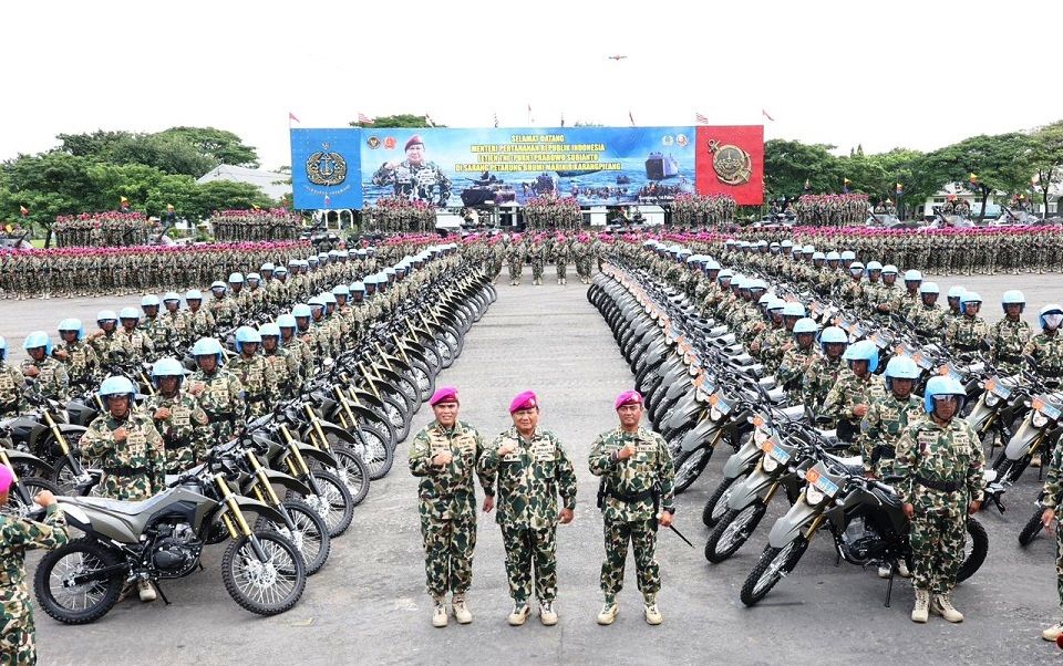 Menhan Prabowo memberikan pengarahan kepada 2000 prajurit petarung korps Marinir di Ksatrian Sutedi Senaputra Yonarhanud-2 Mar Karangpilang Surabaya, Jawa Timur, Selasa (14/2/2023). Foto: Humas Setjen Kemhan