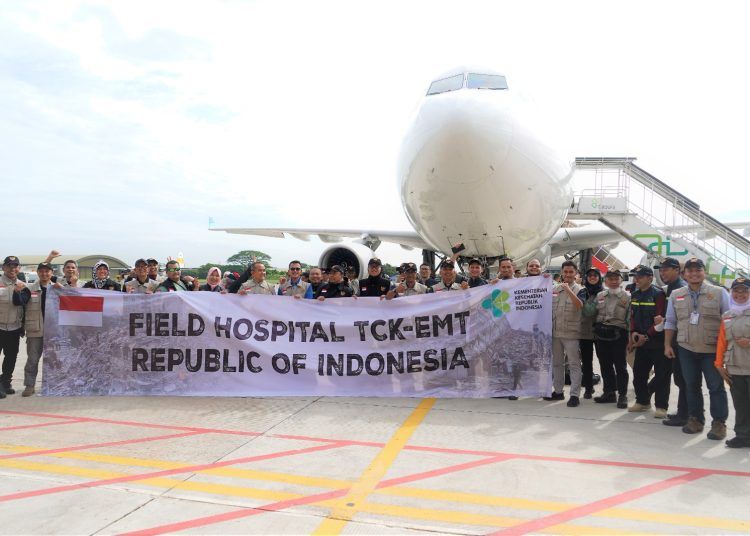 Emergency Medical Team (EMT) dan tim pendukung yang diberangkatkan menuju ke Turki menggunakan pesawat Garuda Indonesia.