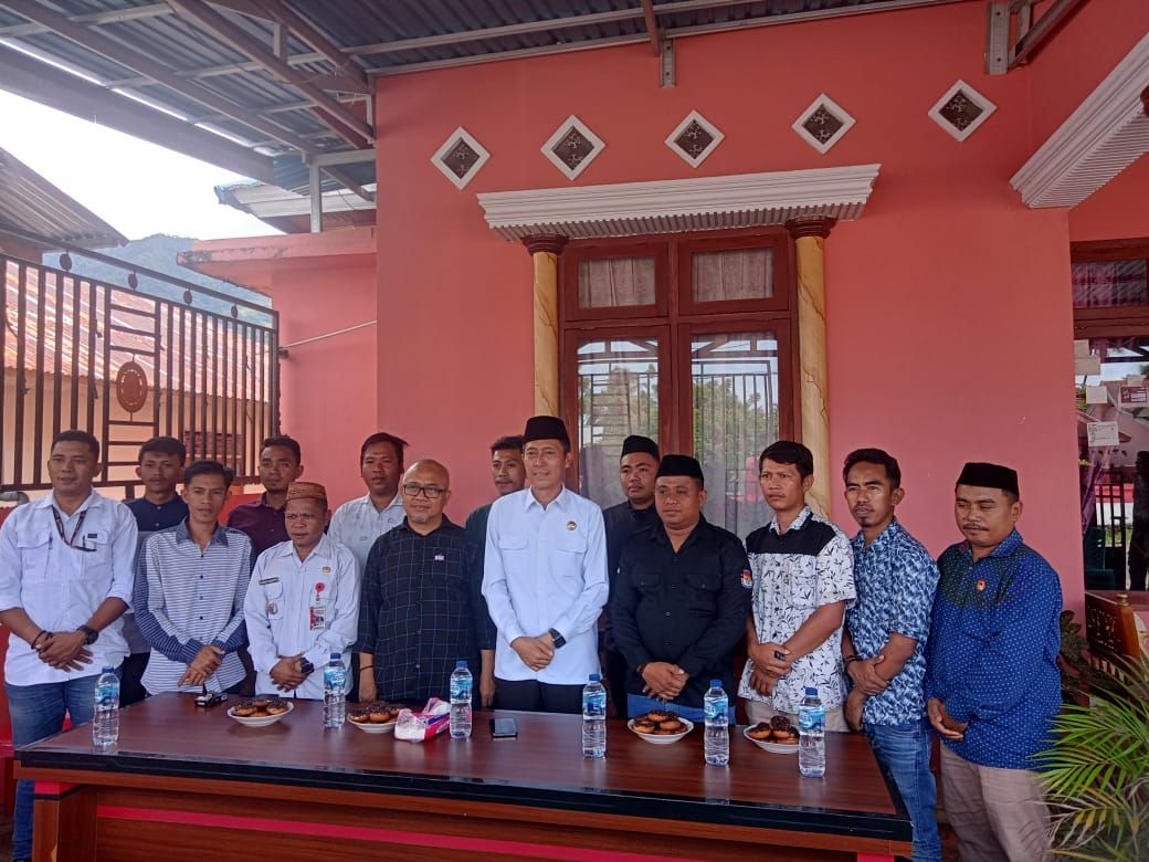 Ketua KPU Eskolano Kakunsi dan Bupati Iskandar Kamaru berfoto bersama ditengah proses Coklit di Kecamatan Posigadan. 