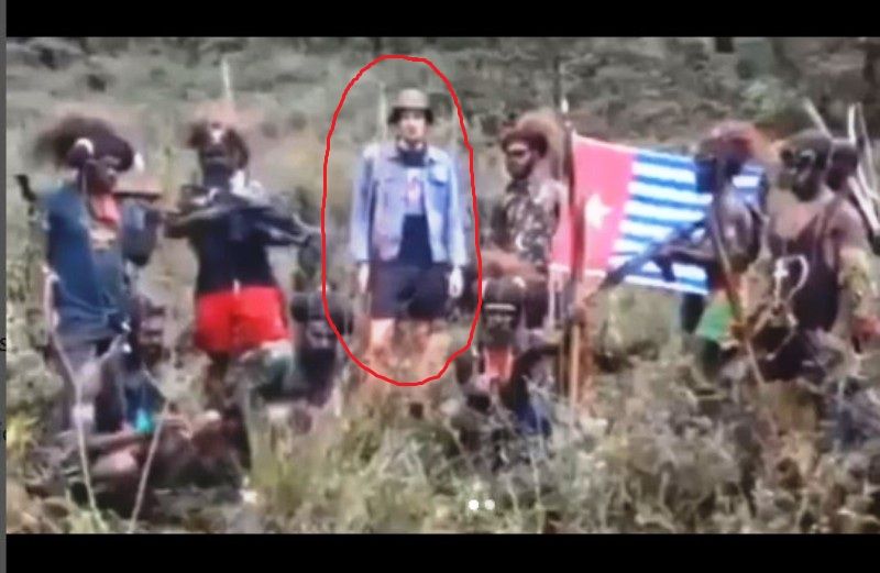 Pilot Susi Air Philip Mark Merthens (lingkaran merah) yang dijadikan sandera oleh kelompok separatis teroris OPM masih hidup