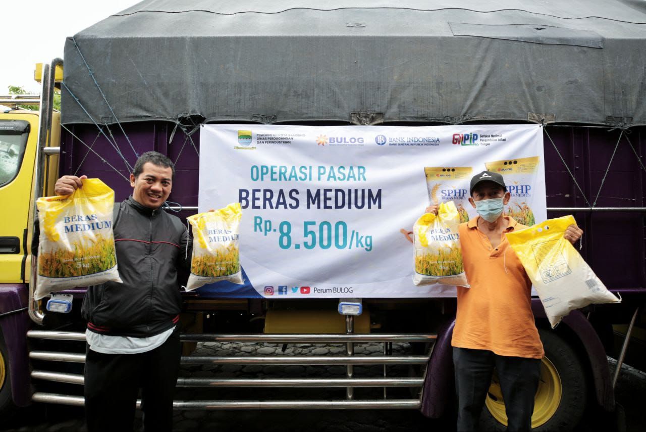 Pemkot Bandung menggelar operasi pasar, Selasa 14 Februari 2023.