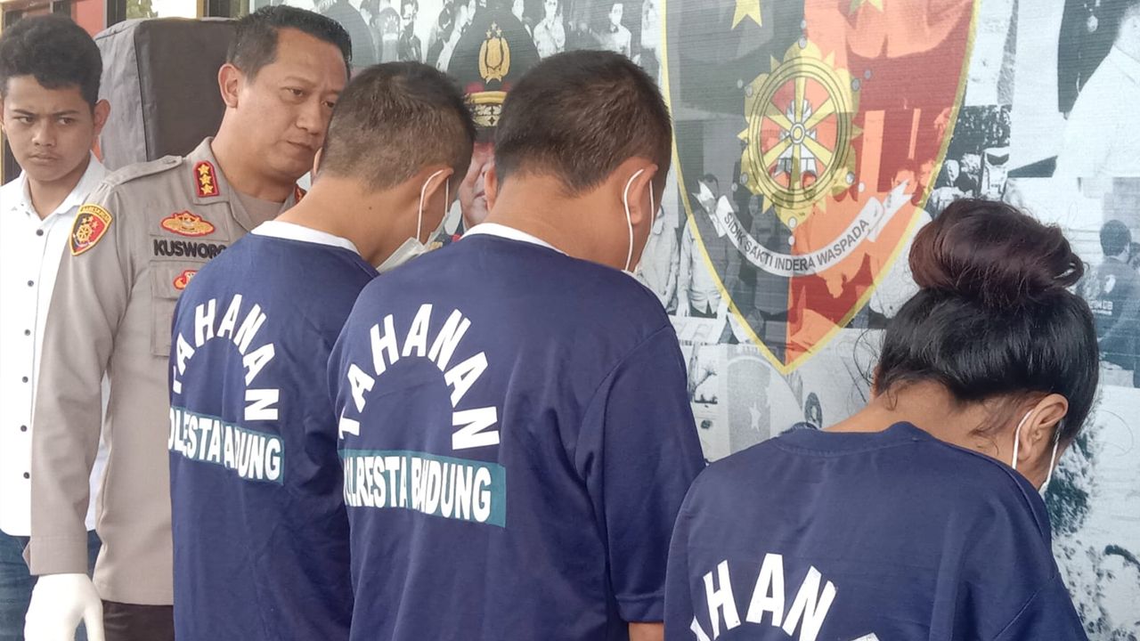 Tiga pelaku penganiaya ODGJ di Rancabali, Kabupaten Bandung saat rilis kasus di Mapolresta Bandung, Rabu 15 Februari 2023.