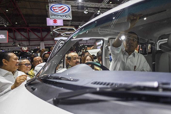 Presiden Joko Widodo melihat bagian ruang kemudi mobil Esemka Bima EV dalam pameran Indonesia International Motor Show (IIMS) 2023 di JIExpo Kemayoran, Jakarta Pusat, Kamis (16/2/2023). IIMS 2023 yang bertemakan "Bringing Opportunity for Otomotive Society Together" (BOOST) tersebut akan berlangsung hingga 26 Februari mendatang yang diikuti sekitar 40 merek otomotif dengan menampilkan produk dan konsep terbaru. 