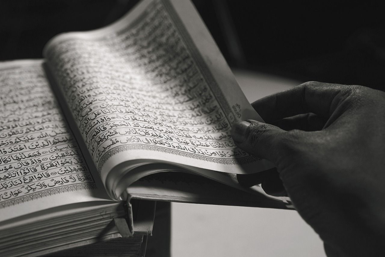 Ilustrasi membaca Alquran di hari Isra Mi'raj