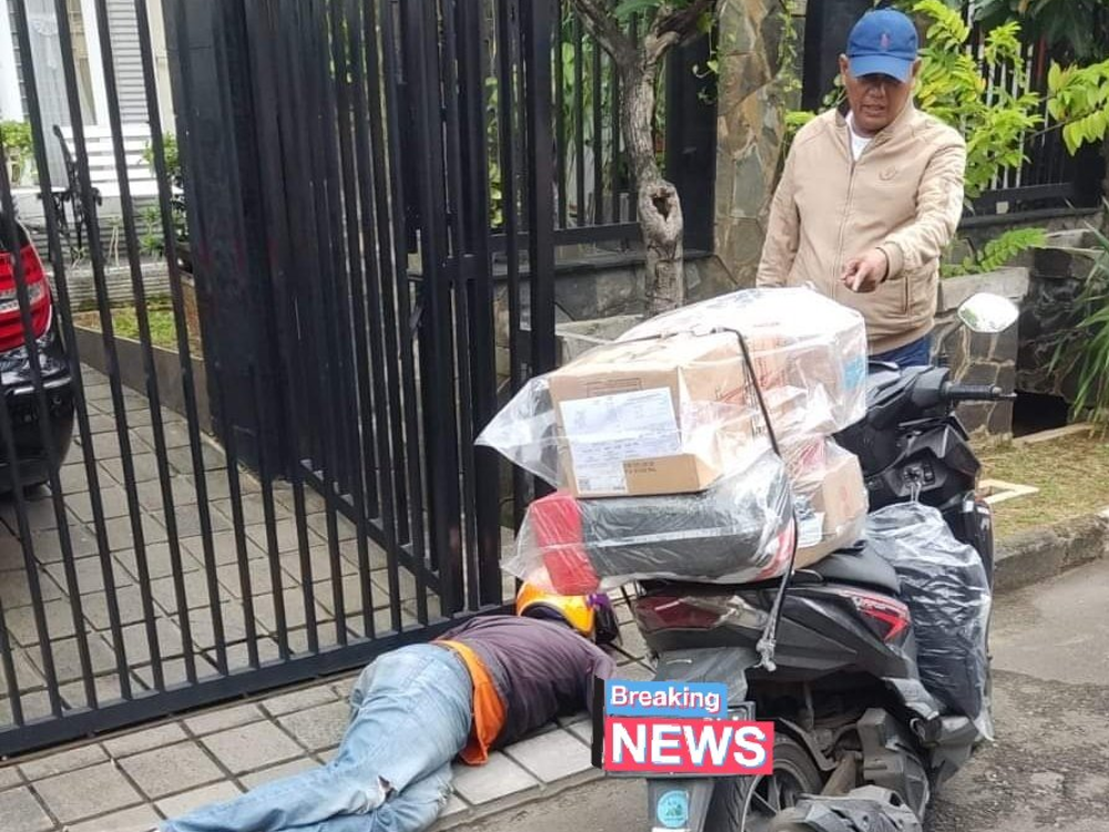 Seorang kurir pengantar paket meninggal dunia, diduga karena kelelahan.