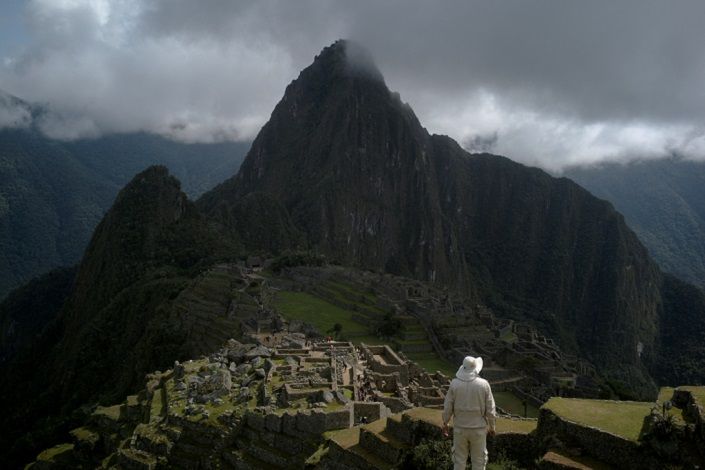 Seorang pria berdiri di dekat reruntuhan Inca Machu Picchu, magnet pariwisata, yang aksesnya dibatasi oleh protes lokal terhadap kenaikan harga di tengah lonjakan dunia yang baru-baru ini dipicu oleh invasi Rusia ke Ukraina, di luar Cuzco, Peru 18 April 2022 Gambar diambil 18 April 2022. 