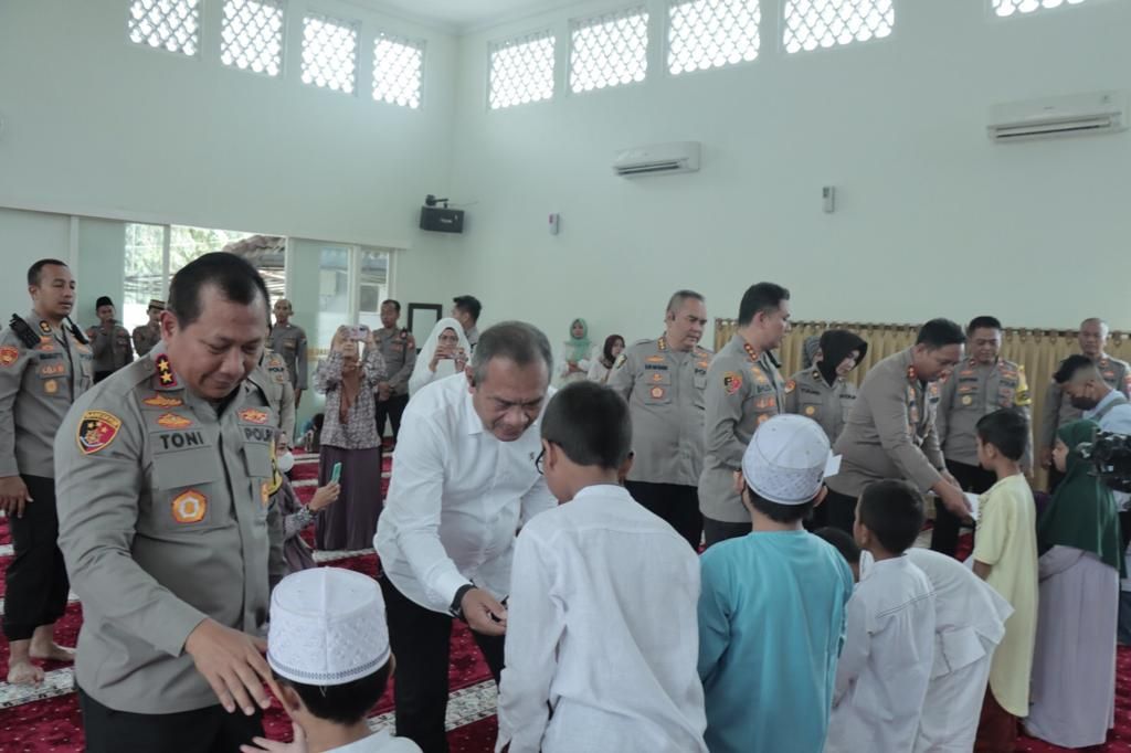 Kapolda Jatim beri santunan kepada anak yatim Kota Malang
