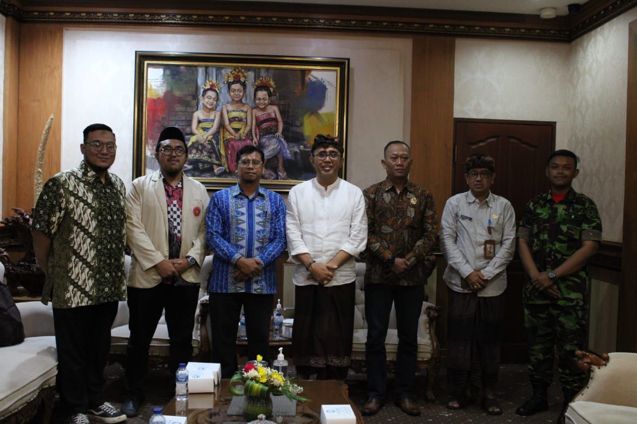 Pimpinan Daearh Pemuda Muhammadiyah Kota Denpasar foto bersama Wali Kota IGN Jaya Negara