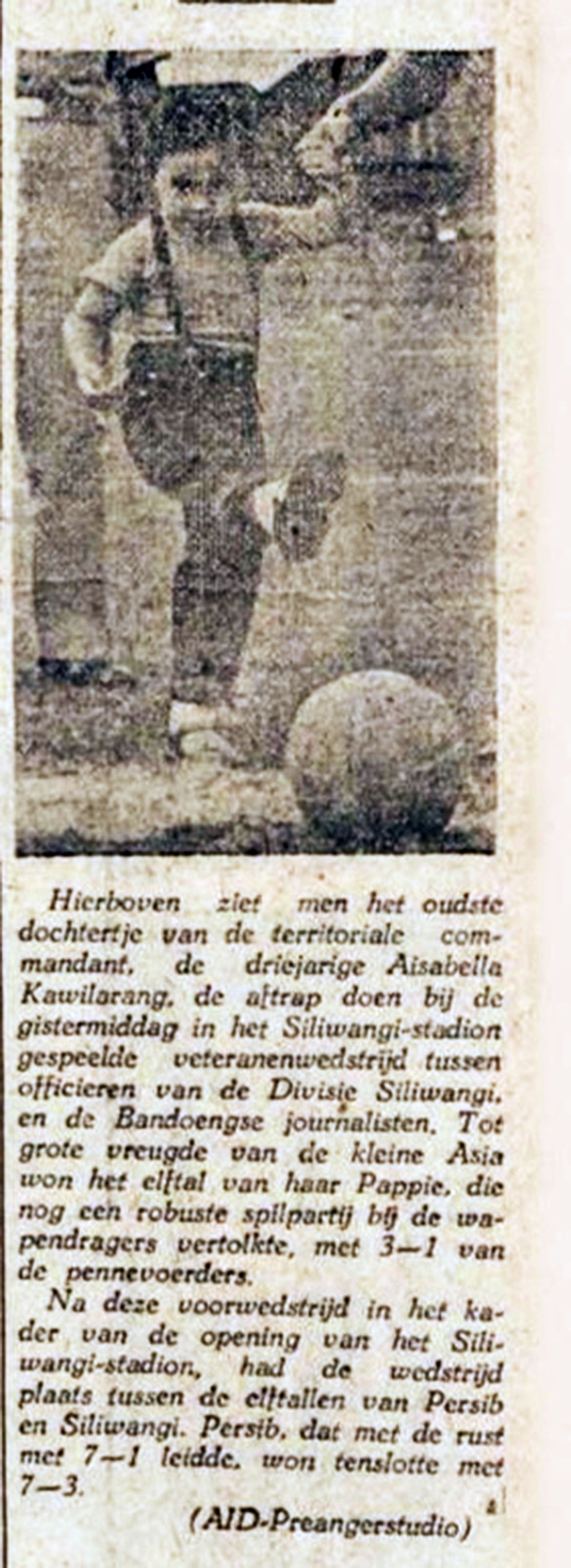 DOKUMENTASI Koran Algemeen Indisch Dagblad De Preangerbode pada 27 Maret 1956 menyajikan foto Aisabella Kawalarang, putri Panglima Divisi/Kodam Siliwangi Alex Kawilarang menendang bola dalam salah satu laga sepak bola pembukaan Stadion Siliwangi, Bandung.*
