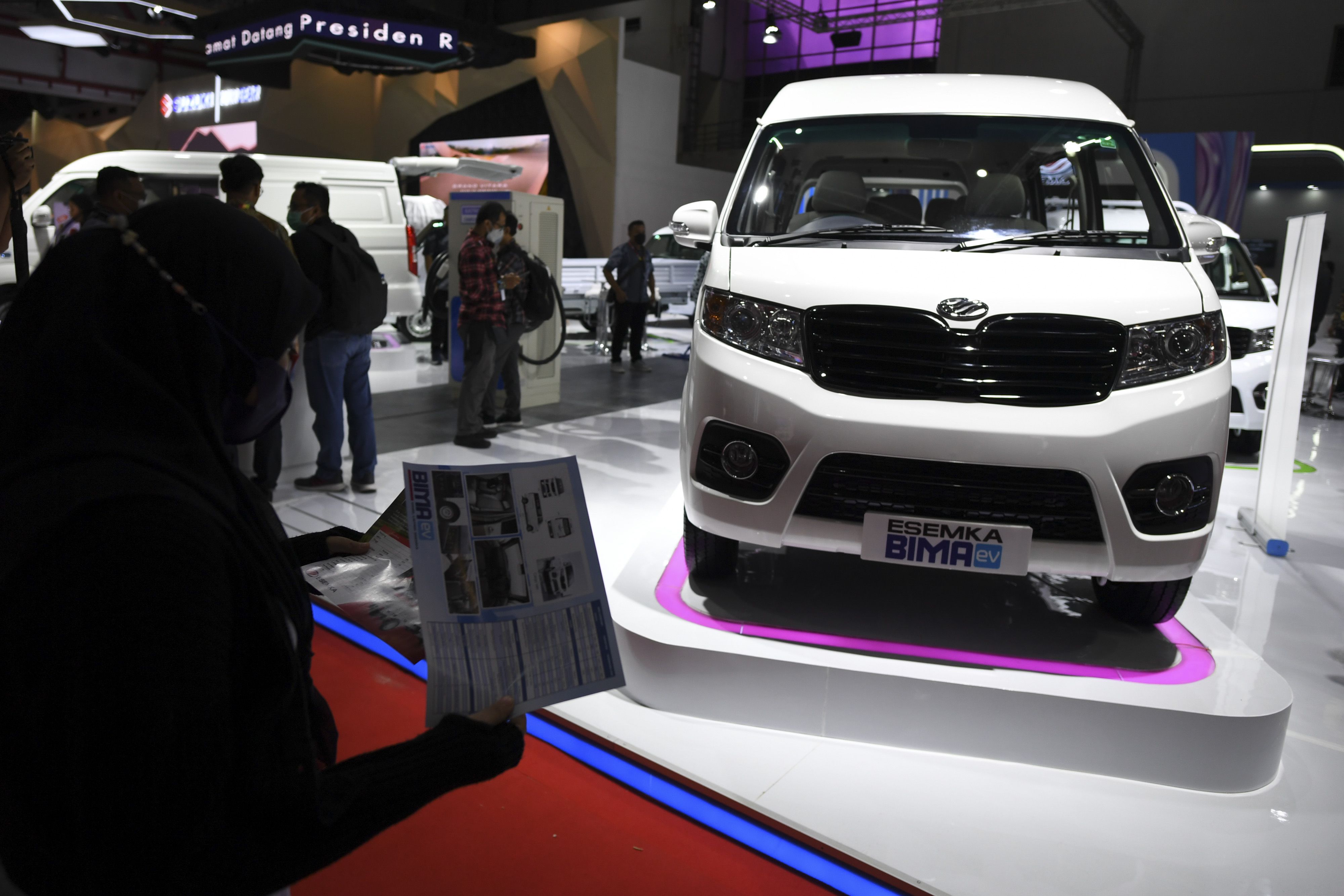 Mobil Listrik Esemka BIMA EV Bergaya di IIMS 2023, Diklaim Bisa Geber 300 Km Sekali Cas