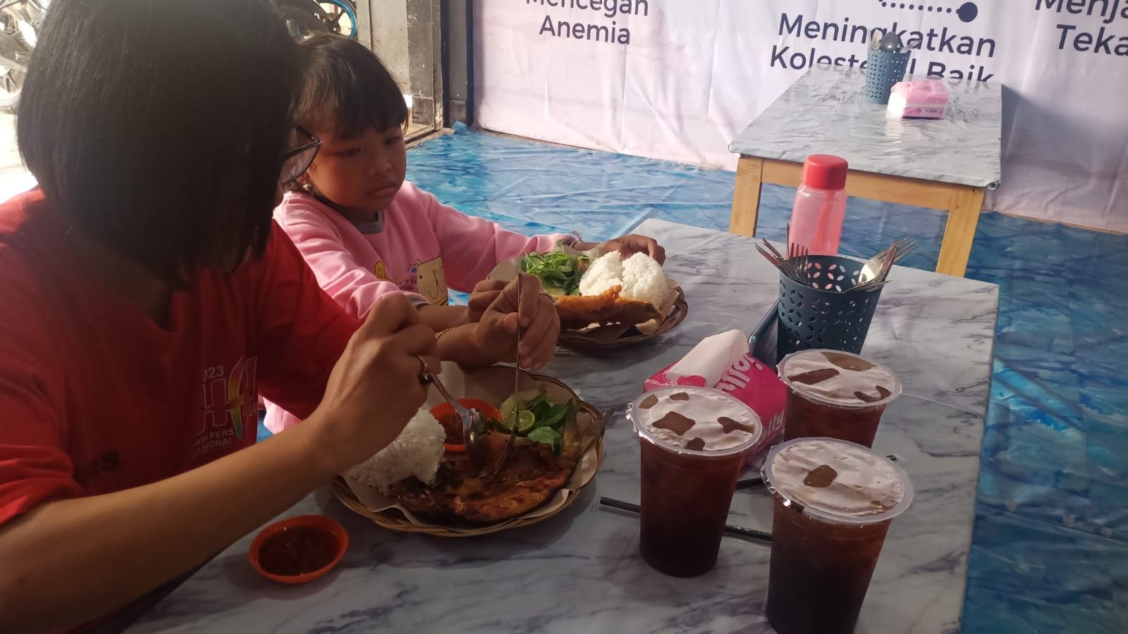 Bumbu yang meresap pada bandeng dan juga sambal yang khas membuat sensasi sendiri saat disantap.