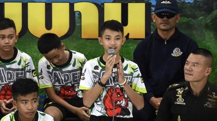 Duangpetch Promthep, remaja bintang sepak bola Thailand, lolos dari maut terperangkap di gua 2 minggu, tewas dalam kecelakaan di Inggris. 