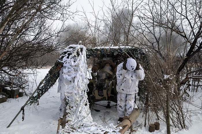 Prajurit Ukraina dari Brigade Serangan Udara ke-80 menembakkan senjata artileri M119 Howitzer ke arah pasukan Rusia, di tengah serangan Rusia ke Ukraina, di dekat Bakhmut, wilayah Donetsk, Ukraina, 16 Februari 2023. 