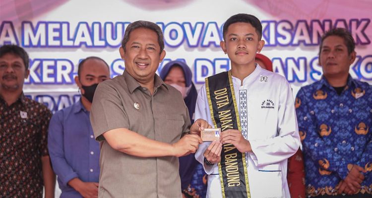 Wali Kota Bandung Yana Mulyana menyerahkan KIA pada Siswa di SMPN 28 Bandung, Jumat 17 Februari 2023.