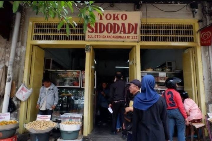 Toko Roti Sidodadi menjadi salah satu tempat kuliner legendaris yang enak di Bandung./Tangkapan layar Instagram @silitongainggrid