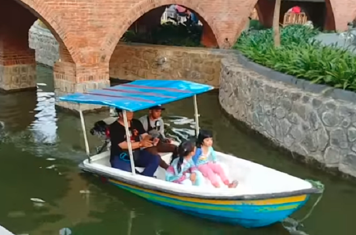 Bak di Venesia, Wisata Air Purwokerto Naik Kapal dan Dikejar Ratusan Ikan Lewat Terowongan, Bisa Buat Mancing?