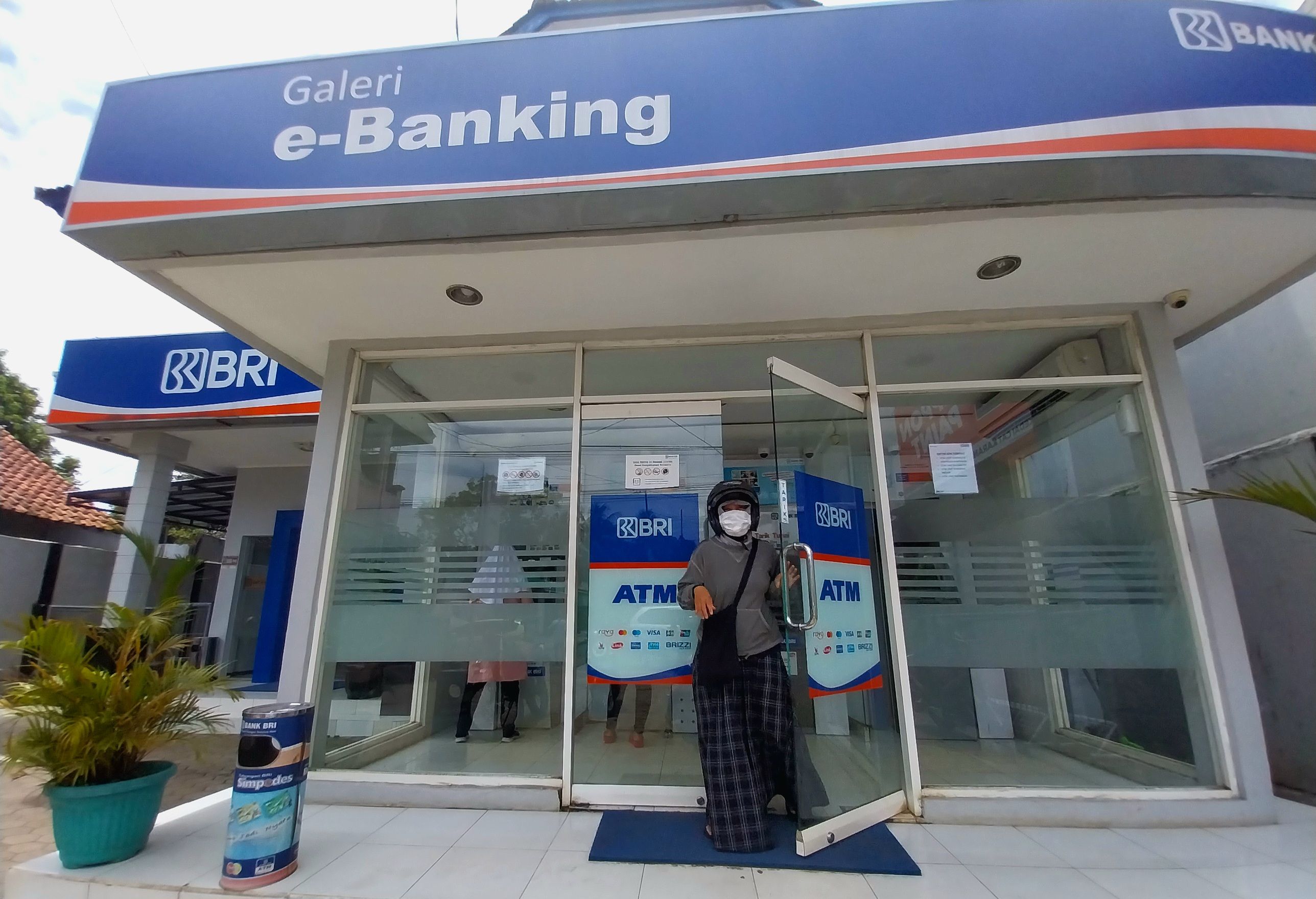 Ilustrasi - Cairkan bantuan sosial PKH dan BPNT di ATM Bank Himbara seperti BNI, BRI, BTN, dan Bank Mandiri jika Anda terdaftar sebagai penerima bansos. 