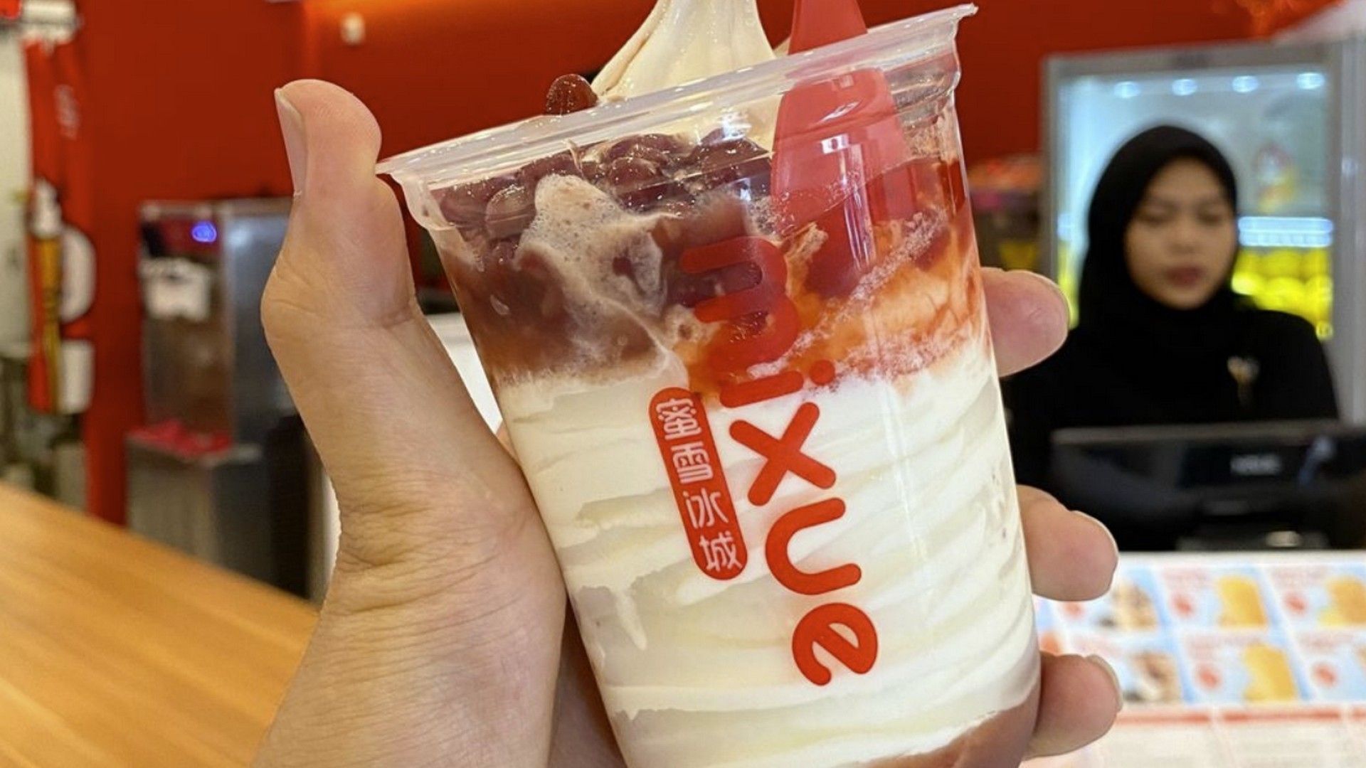 Kepoin 10 lokasi terdekat Mixue di Surabaya, lengkap dengan harga es krim yang viral itu dan pastinya halal.