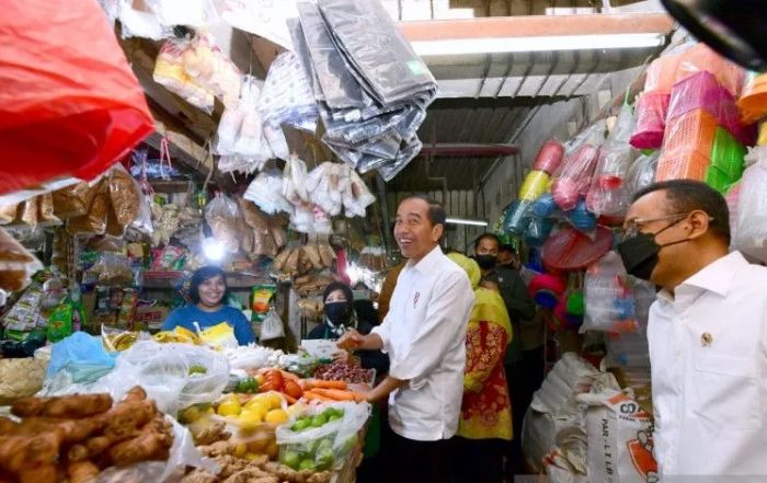 Presiden Joko Widodo meninjau stok dan harga produk pangan di Pasar Wonokromo, Sabtu, ​​​​​​​​18 Februari 2023.