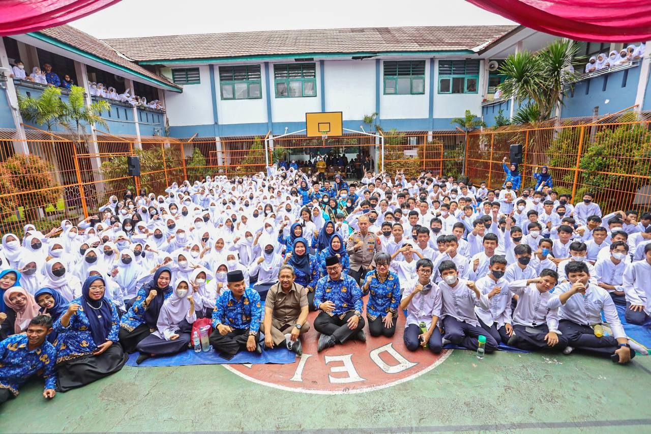 Pemerintah Kota Bandung mendorong semua sekolah yang berada di Kota Bandung untuk memenuhi standar Sekolah Ramah Anak (SRA).