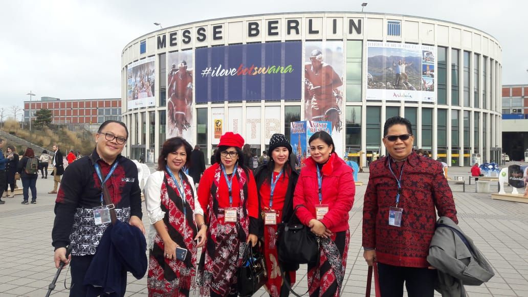 Tim Dinas Pariwisata Sulawesi Utara dan Duta Wisata Sulawesi Utara di Pameran Pariwisata ITB Berlin