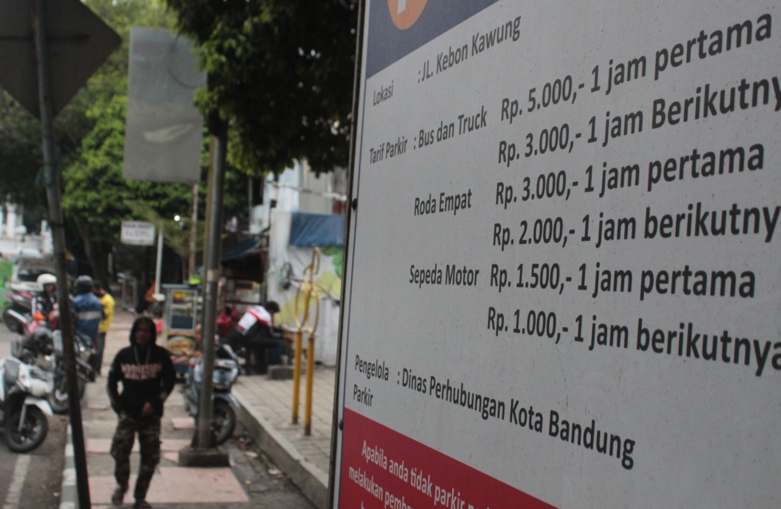PAPAN informasi tarif parkir terpasang di kawasan Kebon Kawung, Kota Bandung, Minggu (19/2/2023).*
