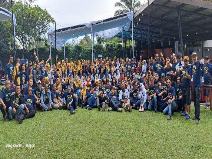 Ratusan alumni angkatan 91 SMAN 9 Bandung berfoto bersama para guru yang pernah mengajar mereka