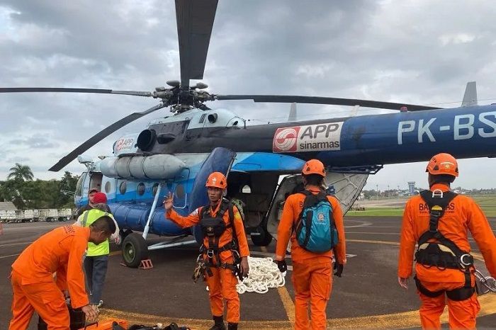 Tim Basarnas Jambi yang hendak menuju lokasi pendaratan darurat helikopter yang ditumpangi Kapolda Jambi Irjen Pol Rusdi Hartono, Minggu 19 Februari 2023 sore.